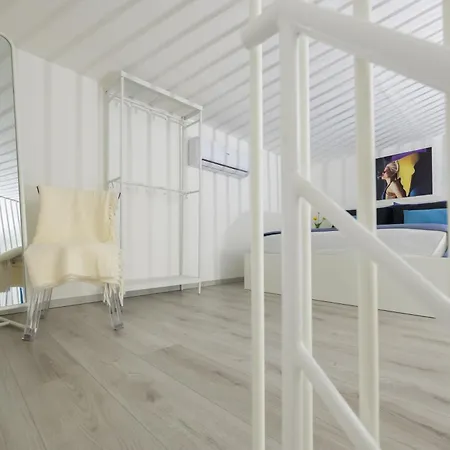 Almatros Design Loft Zaffiro سولمونا